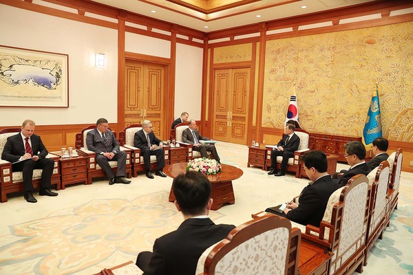 ▲ 문재인 대통령이 6일부터 7일까지 러시아를 방문한다. 사진은 지난 4일 파트루쉐프 러시아연방안보회의 서기를 접견하는 모습. ⓒ청와대 제공