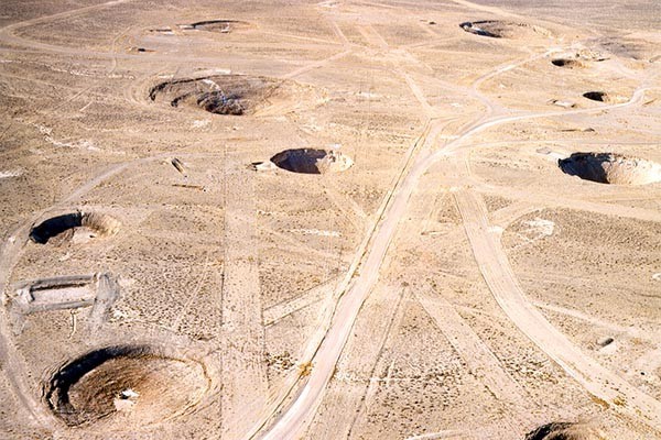 ▲ 지하 핵실험은 필연적으로 지진을 동반한다. 사진은 과거 미국이 핵실험을 주로 실시했던 美네바다 사막의 모습. 구멍은 지하 핵실험으로 내려앉은 것이다. ⓒ美에너지부 홈페이지 화면캡쳐.