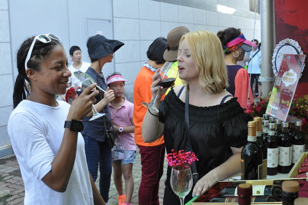 ▲ 지난해 대한민국 와인축제장에서 외국인들이 시음하고 있는 모습.ⓒ영동군