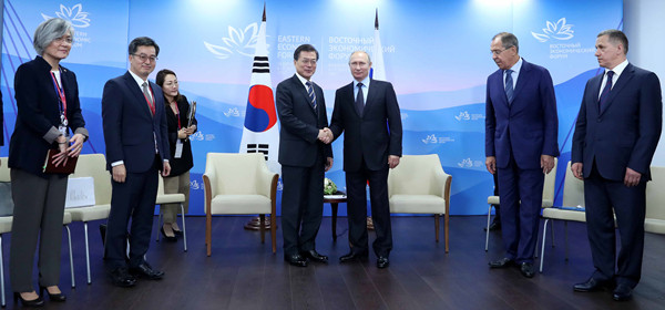 ▲ 문재인 대통령이 6일 러시아 푸틴 대통령과 만났다. ⓒ뉴시스 DB