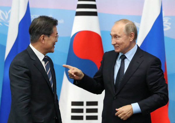 ▲ 블라디미르 푸틴 대통령이 6일 오후 러시아 연해주 블라디보스토크 극동연방대학에서 열린 한러정상회담에 앞서 문재인 대통령을 손가락으로 가리키며 반가움을 표하고 있다. ⓒ뉴시스 사진DB