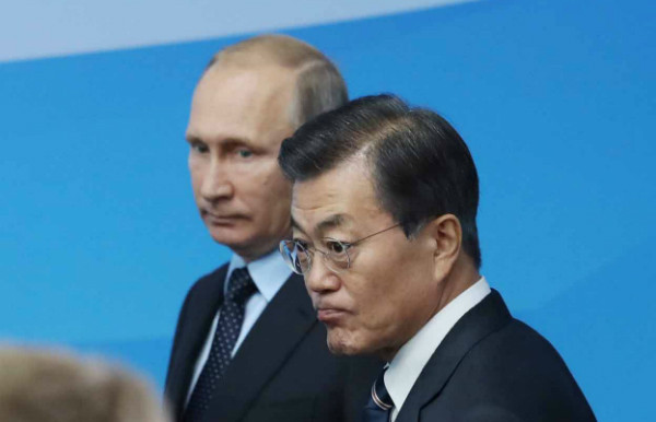 ▲ 문재인 대통령과 블라디미르 푸틴 대통령이 6일 오후 한러정상회담을 위해 러시아 연해주 블라디보스토크 극동연방대학 내에 마련된 회담장으로 들어서고 있다. ⓒ뉴시스 사진DB