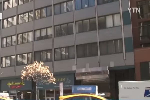 ▲ 최근 유엔 주재 북한대표부 앞에서 시위를 하던 탈북자들이 北외교관들과 몸싸움을 벌인 것으로 알려졌다. 사진은 유엔 주재 北대표부가 위치한 건물 외부 모습.ⓒ'YTN' 보도영상 화면캡쳐