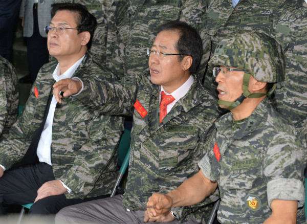 ▲ 자유한국당 홍준표 대표와 정우택 원내대표 등 의원 70여 명이 6일 오후 김포 해병2사단을 격려방문해, 북한 개풍군 일대를 바라보며 이승도 사단장으로부터 설명을 듣고 있다. ⓒ뉴시스 사진DB