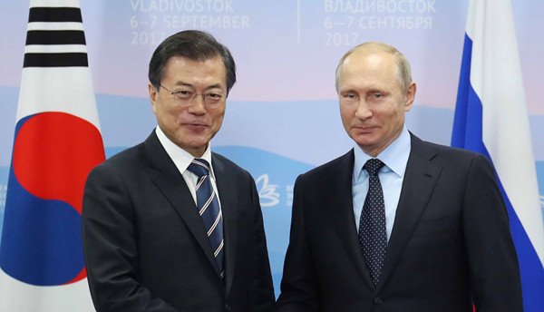 6일 블라디보스톡에서 만난 문재인 대통령과 블라디미르 푸틴 러시아 대통령. ⓒ뉴시스 DB