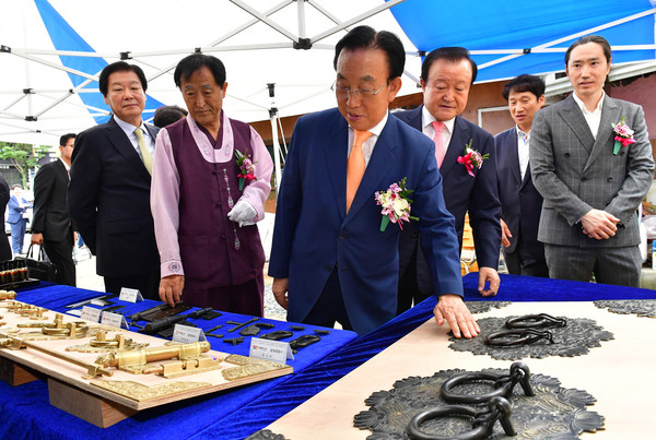 ▲ 김관용 경북도지사가 6일 향토뿌리기업인 삼성공업사의 장인정신이 깃든 제품을 살펴보고 있다.ⓒ경북도