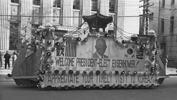 ▲ 아이크 얼굴사진과 방한환영 영문 현수막을 달고 서울 거리를 달리는 꽃전차.