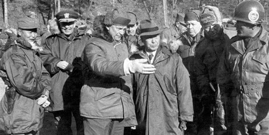 ▲ 한국군 수도사잔을 방문한 아이크와 이승만 대통령.