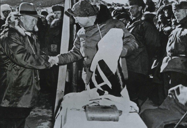 ▲ 수도사단을 찾은 아이크에게 대형 태극기를 선물한 이승만 대통령.