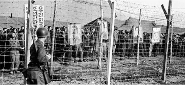 1952년 거제포로수용소에서 공산포로들이 철조망에 걸어놓은 스탈린 뫁책동 김일성등 얼굴그림과 '조선인민공화국' 현수막. 이들의 폭동은 북한 휴전협상 대표 남일이 지령하여 일으키고, 이를 미국 압박용으로 악용하였다.