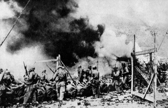 ▲ 거제도 포로수용소에서 계속 일어나는 대규모 포로 폭동을 진압하는 유엔군.