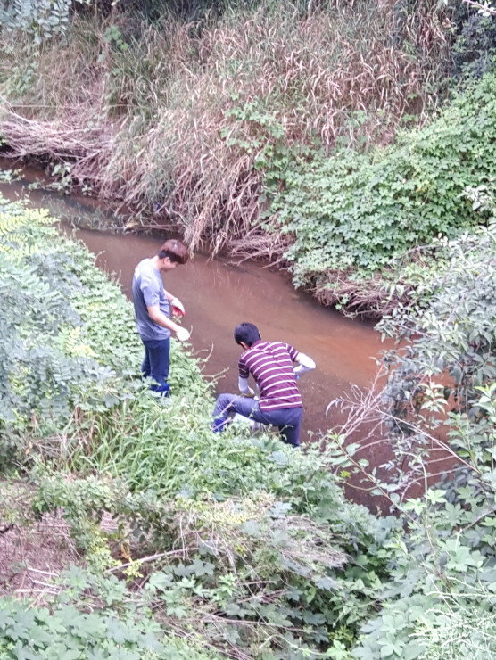 ▲ 포항시가 지난 5일 포항환경운동연합과 함께 포항철강공단 내 하천(구무천)을 채수해 수질검사 의뢰했다.ⓒ포항시