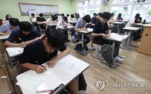 ▲ 2018학년도 수능 9월 모의평가가 실시된 6일 서울 서초고등학교에서 수험생들이 국어 영역 시험을 치르고 있다. ⓒ연합뉴스
