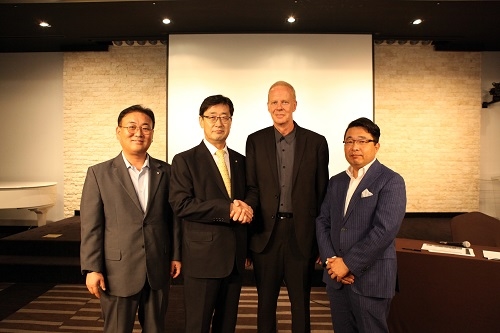 ▲ 6일 간담회에 참석한 GS관계자들이 기념촬영을 하고 있다. 왼쪽부터 도시정비담당 조재호 전무, 건축부문대표 우무현 부사장, SMDP 대표 스캇, SMDP 공동대표 민대홍. ⓒGS건설