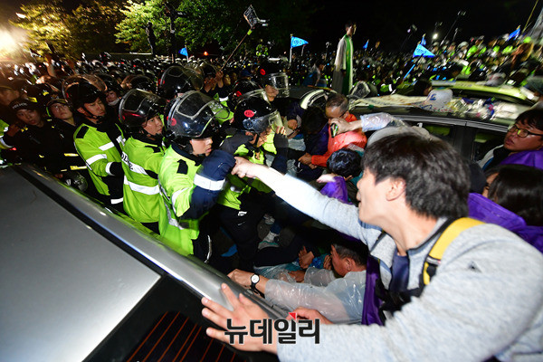 ▲ 사드 배치 부대 앞에서 6-7일 열린 사드 배치 반대 집회 ⓒ뉴데일리 정상윤 기자