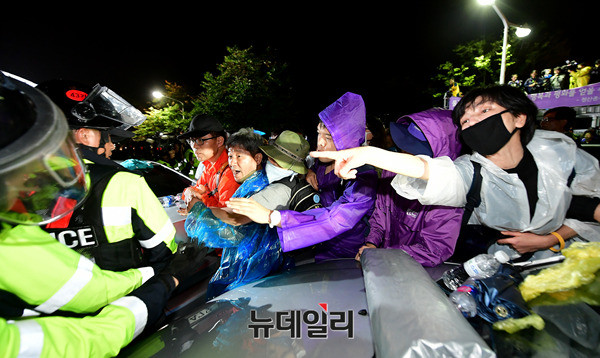 ▲ 경찰을 향해 야유를 퍼부은 사드 반대 시위대 ⓒ뉴데일리 정상윤 기자