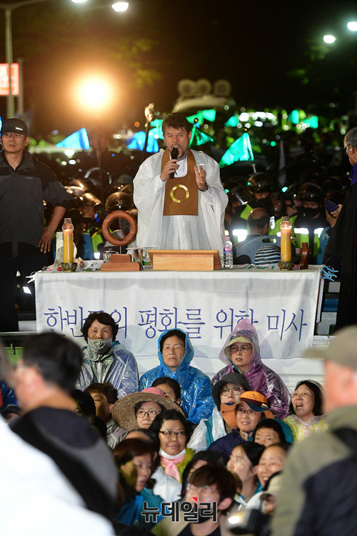 ▲ 성직자의 신분을 이용해 사드 배치를 막는 시위대 ⓒ뉴데일리 정상윤 기자