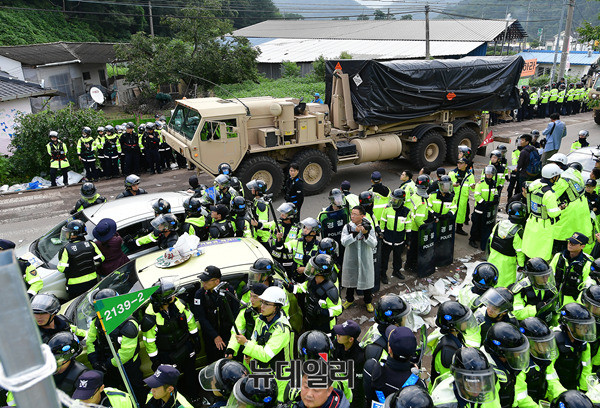 ▲ 9월 7일 오전 9시 10분 소성리 마을회관을 통과한 사드 발사대 ⓒ뉴데일리 정상윤 기자