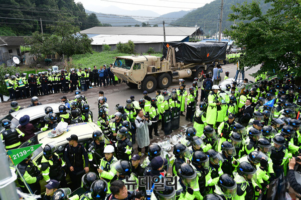 ▲ 7일 성주군 소성리 마을회관 앞을 지나고 있는 사드 발사대. ⓒ 뉴데일리 정상윤 기자
