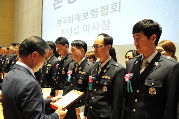 ▲ 최만흠 충남도 소방장이 제44회 소방안전봉사상을 받고 있다.ⓒ충남도