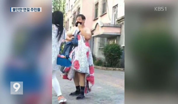▲ 지난 3일 북한의 6차 핵실험 때문에 함경북도 일대 주민들의 피해가 크다고 日'아시아프레스'가 소식통들을 인용해 보도했다. 사진은 북한 6차 핵실험 당시 잠자다 놀라 뛰쳐나온 中접경지역 주민. ⓒKBS 관련보도 화면캡쳐.