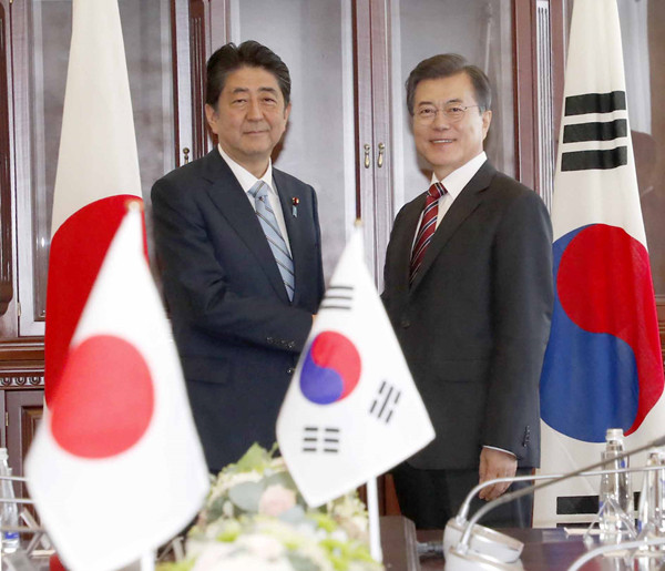 ▲ 문재인 대통령과 일본 아베 총리가 7일 러시아 블라디보스톡에서 만났다. ⓒ뉴시스 DB