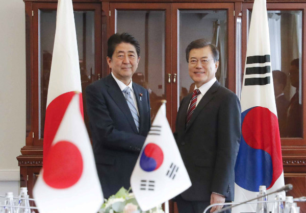 ▲ 문재인 대통령과 아베 신조 일본 내각총리대신이 7일 오전 정상회담을 위해 러시아 연해주 블라디보스토크 극동연방대학 회담장에서 만나 악수를 나누고 있다. ⓒ뉴시스 사진DB