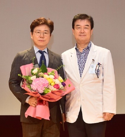 ▲ 임두혁 홍보팀장(왼쪽)과 홍인표 을지대병원장.ⓒ을지대학병원