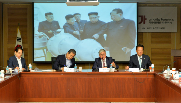 ▲ 바른정당 김무성 의원과 자유한국당 정진석 전 원내대표, 심재철 국회부의장 등이 7일 오전 의원회관에서 북핵의 위협에 대처할 방안을 모색하는 세미나를 갖고 있다. ⓒ뉴시스 사진DB