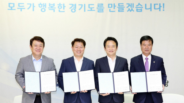 ▲ 남경필 경기도지사와 경기도의회의 교섭단체 각당 대표의원들이 지난 7월 11일 도의회 대회의실에서 만나 민생연정 확대 서명식을 갖고 있다. 경기도의 민생연정은 이번에 도의회 내 민주당 세력이 주동이 돼 중소기업에서 일하는 청년들을 위한 예산을 전액 삭감하려 들면서 위기에 빠졌다. ⓒ뉴시스 사진DB