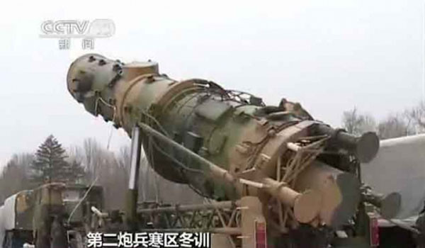 ▲ 中인민해방군은 백두산 북쪽에 핵탄두 장착 ICBM과 美항모 공격을 위한 ASBM 등 탄도미사일 800여 기를 배치해 놓고 있다. 사진은 2015년 1월 백두산 북쪽에서 훈련 중인 중공군 DF-21D ASBM 부대의 훈련 모습. ⓒ中관영 CCTV 관련보도 화면캡쳐..