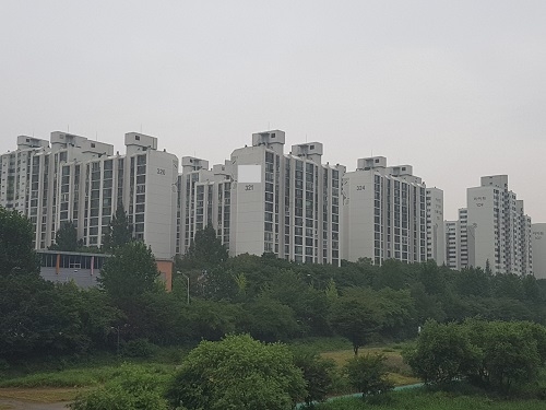 ▲ 지난 5일 투기과열지구로 추가 지정된 성남시 분당구 정자동 한 아파트 단지. 이번 추가 지정으로 분당 부동산시장은 더욱 얼어붙을 전망이다. =이보배 기자