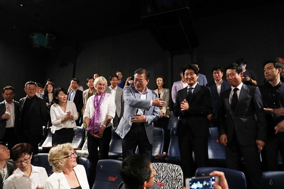 ▲ 문재인 대통령은 지난달 13일 영화 택시운전사를 관람하면서 흥행에 힘을 보탰다.ⓒ 청와대