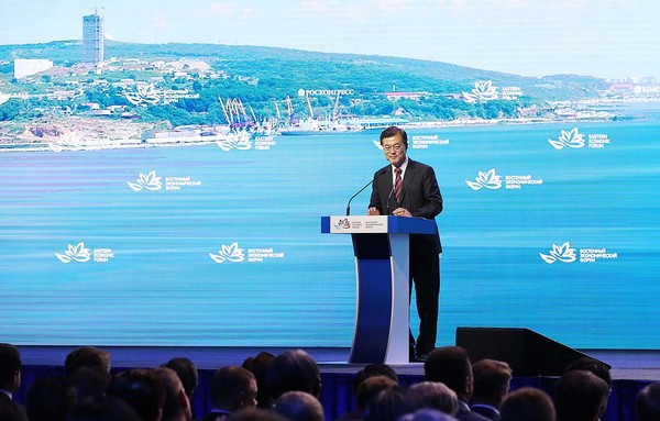 ▲ 문재인 대통령이 지난 7일 러시아 블라디보스톡에서 열린 동방경제포럼에서 기조연설을 하는 모습. ⓒ청와대 제공