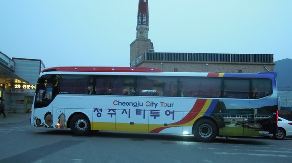 ▲ ‘2017오송화장품뷰티산업엑스포’와 ‘청주공예비엔날레’ 행사장을 왕복운행하게 될 투어버스.ⓒ청주시