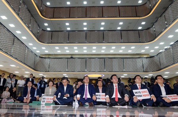 ▲ 자유한국당 의원들이 국회 로텐더 홀에서 문재인 정부 규탄 시위를 벌이고 있다. ⓒ뉴시스