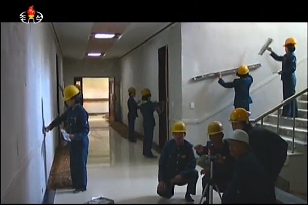 ▲ 북한의 핵·탄도미사일에 대응한 전방위적 대북제재 기류 속에 외화벌이를 위해 쿠웨이트에 파견된 北노동자 약 2,500명이 본국으로 귀국할 예정인 것으로 알려졌다. 사진은 北'조선중앙TV' 선전영상 일부로 北노동자들 모습.ⓒ北선전매체 영상 화면캡쳐