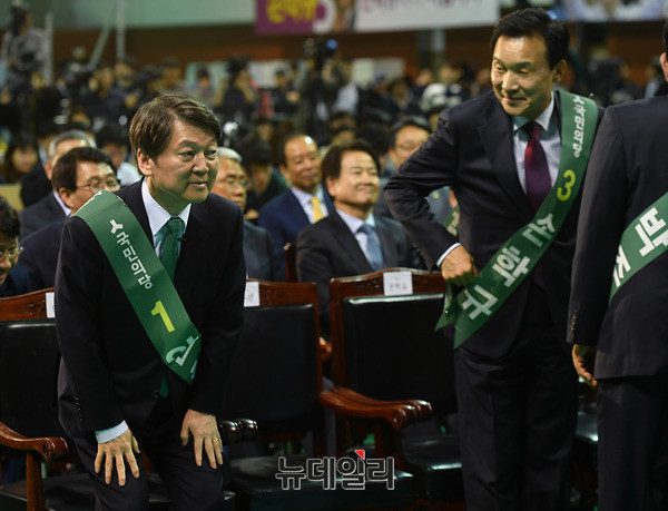 ▲ 국민의당 손학규 상임고문이 자리를 먼저 뜨자, 안철수 대표가 자리에서 몸을 일으키며 목례로 배웅하고 있다(자료사진). ⓒ뉴데일리 정상윤 기자