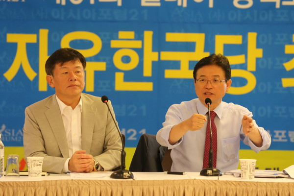 지방분권 개헌론자인 이철우 의원(오른쪽)은 내년 치러지는 한국당 경북도지사 선거 출마에 대해 출마가능성을 열어놓으면서 지역발전을 위한 고민을 하고 있다고 밝혔다. 왼쪽은 사회를 맡은 채장수 YTN 대구경북본부장.ⓒ아시아포럼21