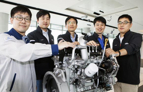 ▲ 왼쪽부터 홍성훈 선임연구원, 전재수 과장, 왕태중 수석연구원, 이종윤 선임연구원, 김철구 책임연구원.ⓒ두산인프라코어