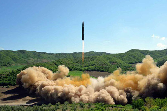 북한이 지난 7월 4일 발사한 '화성-14형' 대륙간 탄도미사일(ICBM). ⓒ北선전매체 화면캡쳐