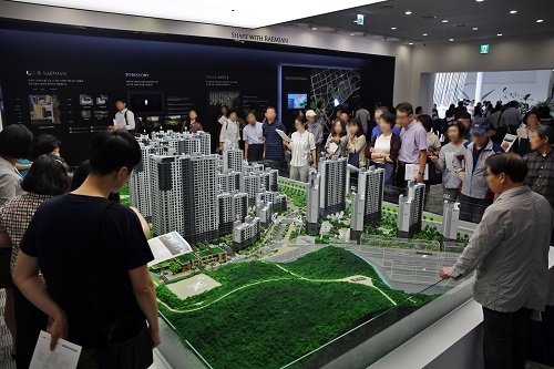 ▲ 8일 개관한 래미안 강남포레스트 견본주택을 둘러보는 내방객들. ⓒ삼성물산