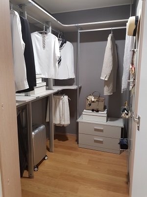 ▲ 전용 96㎡ 안방 드레스룸. 붙박이장이 유상제공임을 감안하면 대형드레스룸이라는 표현이 무색한 크기에 창도 없어 환기가 불편해 보인다. =이보배 기자