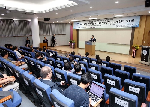 ▲ 대우건설은 국내 건설사 중 유일하게 수중터널 연구센터 연구진으로 참여한다. 사진은 수중터널 연구센터 개소식 모습. ⓒ대우건설