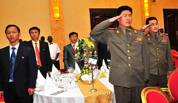 ▲ 우간다 정부의 조치에 따라 北공군 교관 19명이 모두 귀국했다고 한다. 사진은 2014년 공개된, 우간다 정부 만찬에 참석한 북한 교관들. ⓒ국제 우간다 컨벤션 화면캡쳐.