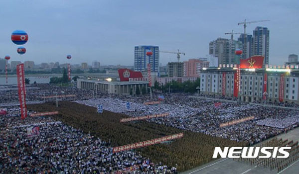 지난 6일 北평양 김일성 광장에서 열린 수소폭탄 실험 성공 자축행사. 북한 주민들은 김정은의 수소폭탄 축하 선전에 큰 불만을 나타내고 있다고 한다. ⓒ뉴시스. 무단전재 및 재배포 금지.