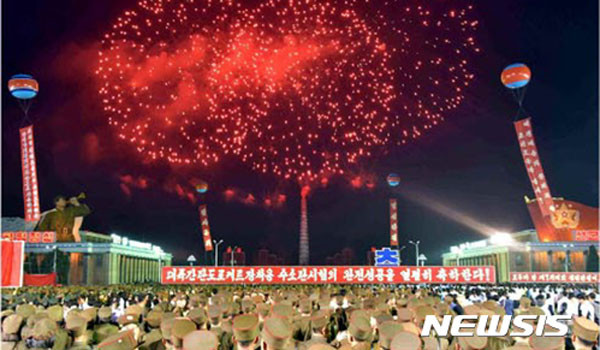 지난 6일 北평양 김일성 광장에서 열린 수소폭탄 실험 성공 축하행사. 이때 美백악관에서는 모종의 논의가 이뤄지고 있는데…. ⓒ뉴시스. 무단전재 및 재배포 금지.