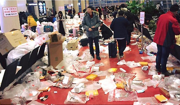 ▲ 지난 2월 12일 SNS에 올라온 제주국제공항의 모습. 중국인 관광객이 휩쓸고 지나간 자리다. 중국이 선진국이 되려면 아직 한참 멀었다는 것이 전 세계 공통의 의견이다. 참고로 한국인의 절대다수는 중국인 관광객을 반기지 않는다. ⓒSNS 관련사진 캡쳐.