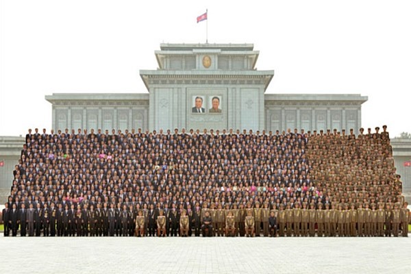 ▲ 北'조선중앙통신'은 김정은이 금수산태양궁전에서 6차 핵실험 관계자들과 함께 기념사진을 찍었다고 10일 보도했다. 사진은 관련 보도 일부.ⓒ北선전매체 홈페이지 캡쳐