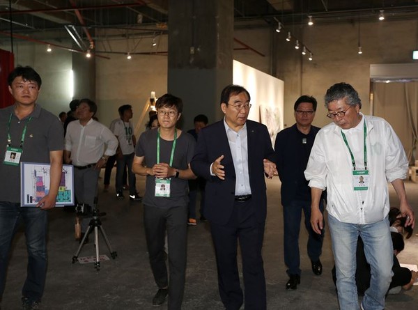 ▲ 이승훈 충북 청주시장이 9일 ‘2017 청주공예비엔날레’ 행사장 점검에 나섰다.ⓒ청주시